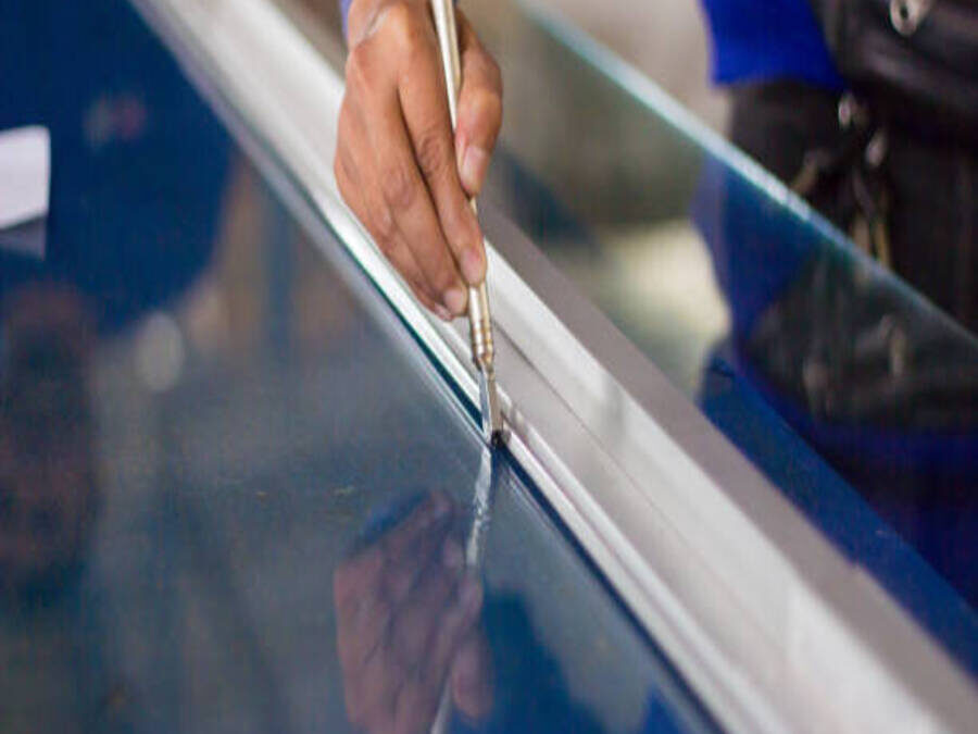 Un vitrier à Lyon peut-il réaliser des découpes de verre sur mesure pour des projets spécifiques ?